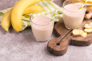 Zencefil ile gri mermer zemin üzerine kağıt payet gözlük ile muz ve badem güler yüzlü. Yatay görünüm. Kopya alanı