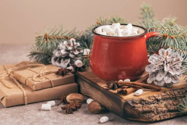 Sıcak kakao ile hatmi ile Noel dekorasyonları ahşap kesme tahtası üzerinde kırmızı fincan. Yatay görünüm. Kopya alanı