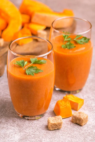 Batido Calabaza Fresca Vaso Con Perejil Sobre Fondo Pizarra Gris — Foto de Stock