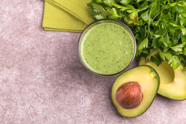 Cam ile mermer gri arka plan üzerine maydanoz taze avokado güler yüzlü. Üstten görünüm. Kopya alanı