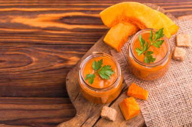 Maydanoz çuval bezi peçete ile eski rustik kesme tahtası üzerinde cam kavanoza Taze kabak güler yüzlü. Ahşap arka plan. Üstten görünüm. Kopya alanı