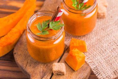 Maydanoz çuval bezi peçete ile eski rustik kesme tahtası üzerinde cam kavanoza Taze kabak güler yüzlü. Ahşap arka plan. Yatay görünüm. Kopya alanı