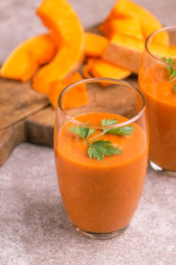 Gri kayrak zemin üzerine maydanoz ile diş Taze kabak yüzlü. Yatay görünüm. Kopya alanı