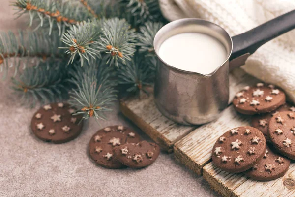 Μπισκότα Σοκολάτας Βάζο Ζεστό Γάλα Για Παλιό Ξύλινο Κοπή Του — Φωτογραφία Αρχείου