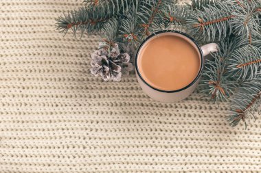 Beyaz fincan sıcak kakao ve koniler ile Noel ağacı. Ekose arka plan ördü. Üstten görünüm