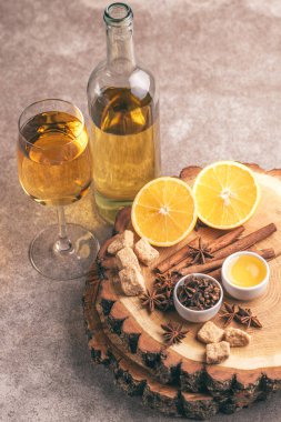 Beyaz mulled şarap tarifi Malzemeler ahşap kesme tahtası üzerinde. Noel veya içki ısınma kış. Kopya alanı