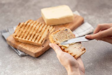 El Gri kayrak arka plan günü kahvaltıda tost butters. Yatay görünüm