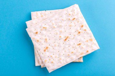Parlak mavi zemin üzerine geleneksel Yahudi koşer matzo. Uzay kopyalayın. Üstten görünüm
