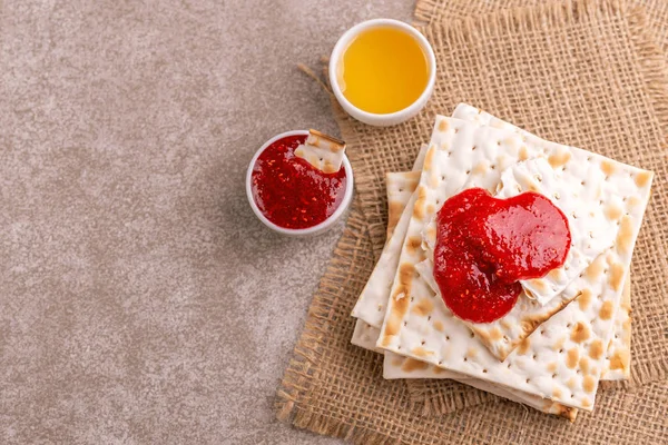 Matzo Kosher Tradizionale Ebreo Con Marmellata Miele Tovagliolo Iuta Rustico — Foto Stock