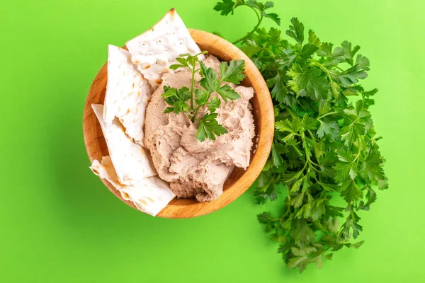 Pate Fígado Frango Caseiro Fresco Com Matzo Salsa Tigela Madeira — Fotografia de Stock