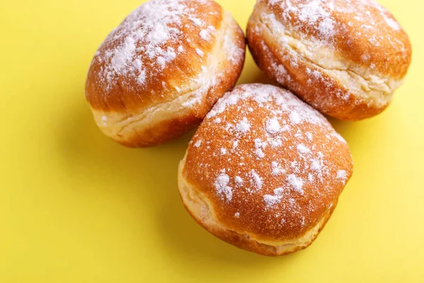 Donuts Doces Saborosos Com Açúcar Fundo Amarelo Brilhante Prato Tradicional — Fotografia de Stock
