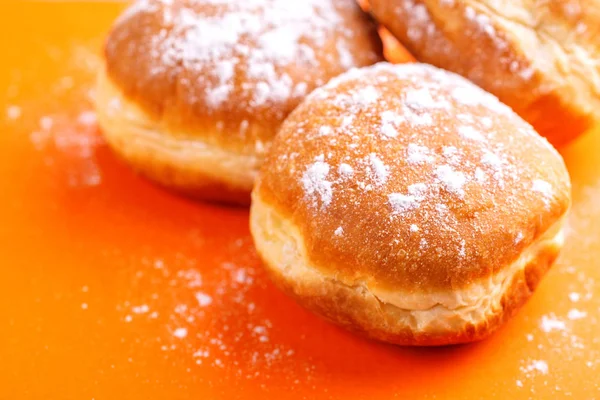 Donuts Doces Saborosos Com Açúcar Fundo Laranja Brilhante Prato Tradicional — Fotografia de Stock