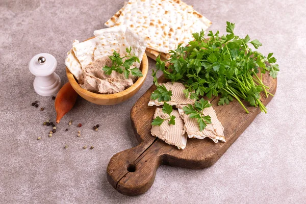 Bitar Matzah Med Hemmagjord Leverpastej Med Persilja Och Lök Gamla — Stockfoto