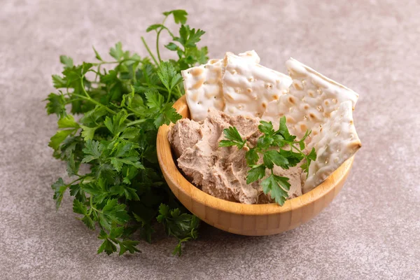 Stukken Van Matzah Met Zelfgemaakte Lever Pate Peterselie Grijze Marmeren — Stockfoto