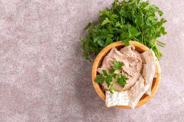 Stukken Van Matzah Met Zelfgemaakte Lever Pate Peterselie Grijze Marmeren — Stockfoto