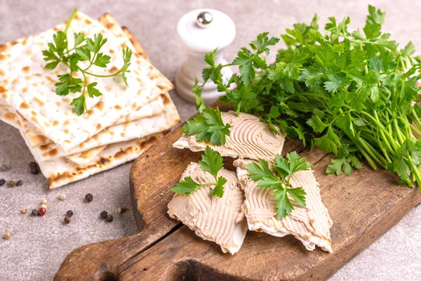 Pedaços Matzah Com Pate Fígado Caseiro Com Salsa Cebola Placa — Fotografia de Stock