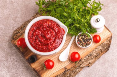 Parlak taze lezzetli domates çorbası malzemeler kil kase ezilmiş. Sağlıklı gıda kavramı. Gri mermer zemin. Kopya alanı