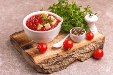 Parlak taze lezzetli domates çorbası malzemeler kil kase ezilmiş. Sağlıklı gıda kavramı. Gri mermer zemin. Kopya alanı