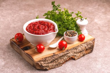 Parlak taze lezzetli domates çorbası malzemeler kil kase ezilmiş. Sağlıklı gıda kavramı. Gri mermer zemin. Kopya alanı