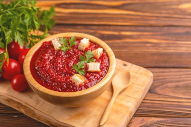 Parlak taze pureed domates çorbası malzemeler ahşap kase. Sağlıklı gıda kavramı. Rustik ahşap arka plan. Kopya alanı