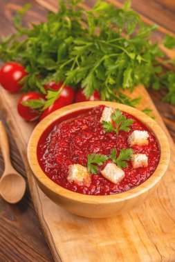 Parlak taze pureed domates çorbası malzemeler ahşap kase. Sağlıklı gıda kavramı. Rustik ahşap arka plan. Kopya alanı