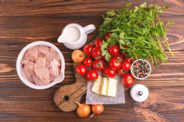 Taze malzemeler için pureed domates çorbası. Sağlıklı gıda kavramı. Rustik ahşap arka plan. Üstten görünüm. Kopya alanı