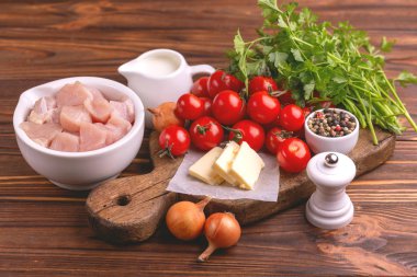 Taze malzemeler için pureed domates çorbası. Sağlıklı gıda kavramı. Rustik ahşap arka plan. Yatay görünüm. Kopya alanı