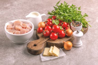 Taze malzemeler için pureed domates çorbası. Sağlıklı gıda kavramı. Gri mermer zemin. Yatay görünüm. Kopya alanı