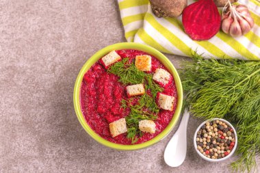 Bright lezzetli kırmızı pancar çorbası malzemeler kil kase ezilmiş. Sağlıklı gıda kavramı. Gri mermer zemin. Üstten görünüm. Kopya alanı