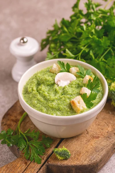 Lekker Vers Gepureerd Broccoli Soep Klei Kom Met Ingrediënten Snijplank — Stockfoto