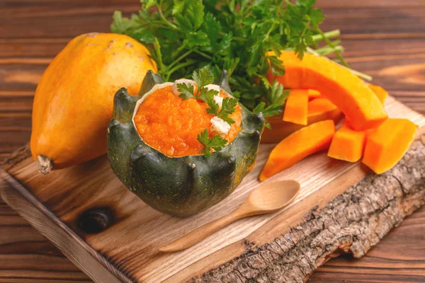 Luminosa Zuppa Zucca Gustosa Purea Servita Una Zucca Cava Con — Foto Stock