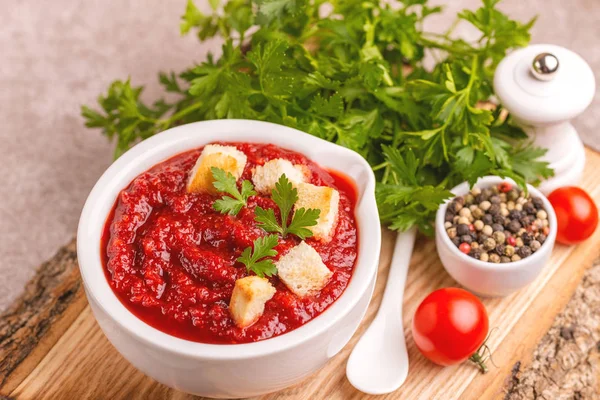 Sopa Tomate Puro Saborosa Fresca Brilhante Tigela Barro Com Ingredientes — Fotografia de Stock