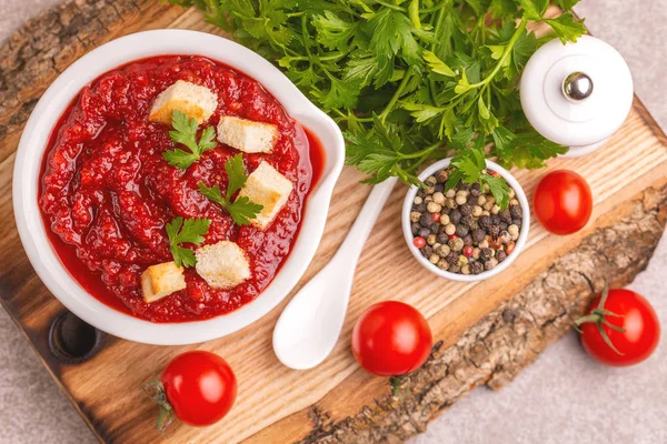 Sopa Tomate Puro Saborosa Fresca Brilhante Tigela Barro Com Ingredientes — Fotografia de Stock