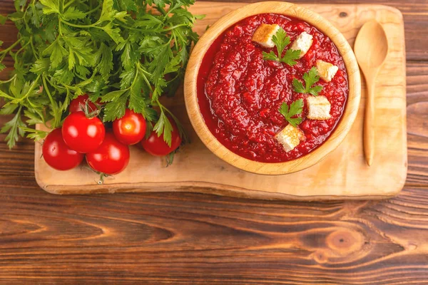 Sopa Tomate Puro Saborosa Fresca Brilhante Tigela Madeira Com Ingredientes — Fotografia de Stock