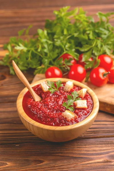 Sopa Tomate Puro Saborosa Fresca Brilhante Tigela Madeira Com Ingredientes — Fotografia de Stock