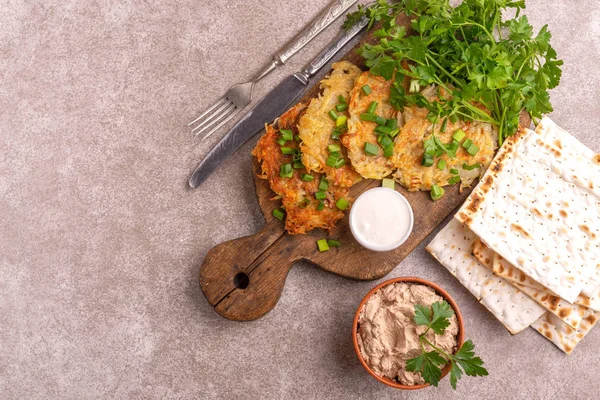 Lekker Hanukkah Feest Eten Vintage Snijplank Zelfgemaakte Traditionele Aardappel Knapperige — Stockfoto