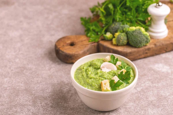 Fresco Sabroso Puré Sopa Brócoli Tazón Barro Con Ingredientes Tabla — Foto de Stock