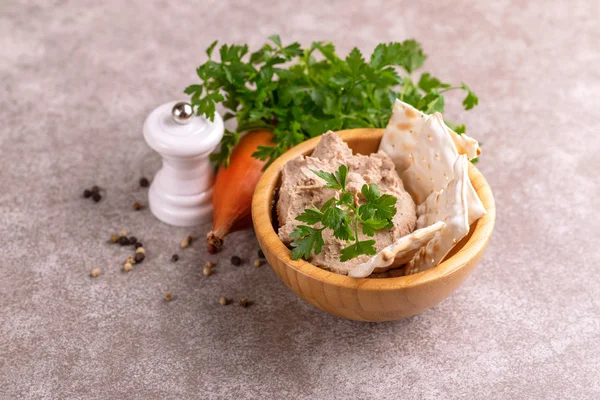 Pedaços Matzah Com Pate Fígado Caseiro Com Salsa Cebola Fundo — Fotografia de Stock