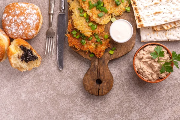 Välsmakande Hanukkah Fest Mat Vintage Skärbräda Hemmagjord Traditionell Potatis Krispigt — Stockfoto