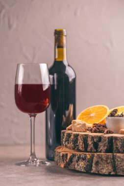 Kırmızı mulled şarap tarifi Malzemeler ahşap kesme tahtası üzerinde. Noel veya içki ısınma kış. Kopya alanı