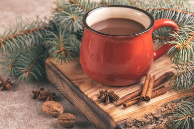 Parlak kırmızı bir fincan sıcak kakao ile Noel dekorasyonları ahşap kesme tahtası üzerinde. Yatay görünüm. Kopya alanı