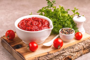 Parlak taze lezzetli domates çorbası malzemeler kil kase ezilmiş. Sağlıklı gıda kavramı. Gri mermer zemin. Kopya alanı