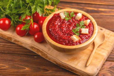 Parlak taze pureed domates çorbası malzemeler ahşap kase. Sağlıklı gıda kavramı. Rustik ahşap arka plan. Kopya alanı