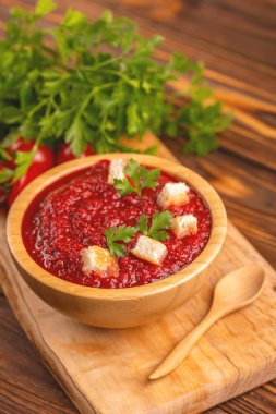 Parlak taze pureed domates çorbası malzemeler ahşap kase. Sağlıklı gıda kavramı. Rustik ahşap arka plan. Kopya alanı