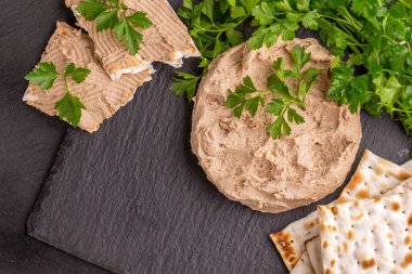 Ev yapımı tavuk karaciğer pate Hamursuz ekmek ve siyah arduvaz arka plan üzerine maydanoz ile. Üstten görünüm. Kopya alanı