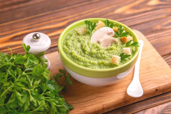 Lekker Vers Gepureerd Broccoli Soep Klei Kom Met Ingrediënten Snijplank — Stockfoto