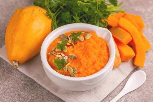 Bright lezzetli balkabağı çorbası malzemeler kil kase ezilmiş. Sağlıklı gıda kavramı. Gri mermer zemin. Yatay görünüm. Kopya alanı