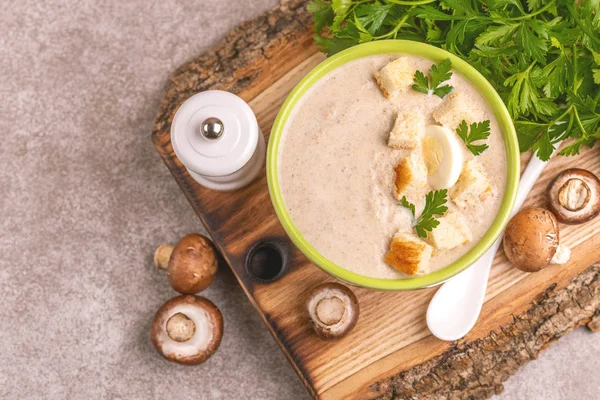 Smakelijke Gepureerde Champignonsoep Klei Kom Met Ingrediënten Snijplank Gezonde Voeding — Stockfoto