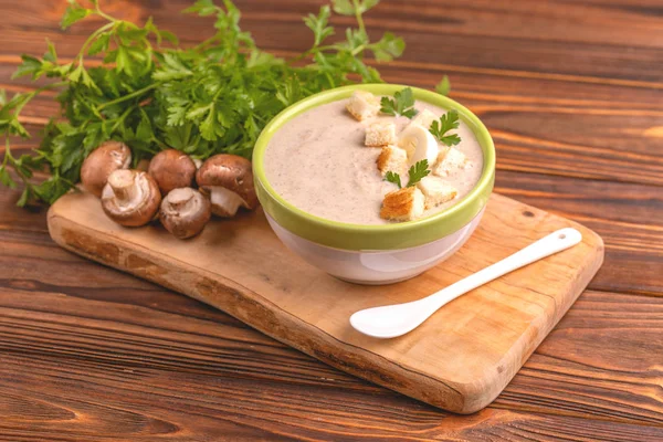 Lezzetli mantar çorbası malzemeler kil kase ezilmiş. Sağlıklı gıda kavramı. Rustik ahşap arka plan. Yatay görünüm. Kopya alanı