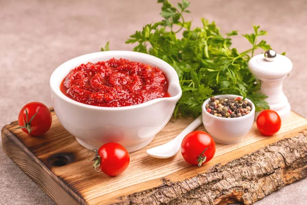 Parlak taze lezzetli domates çorbası malzemeler kil kase ezilmiş. Sağlıklı gıda kavramı. Gri mermer zemin. Kopya alanı